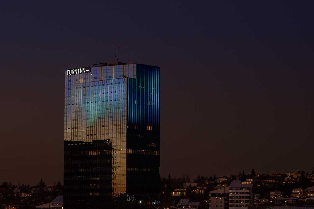 Turninn í Kópavogi blá lýsing