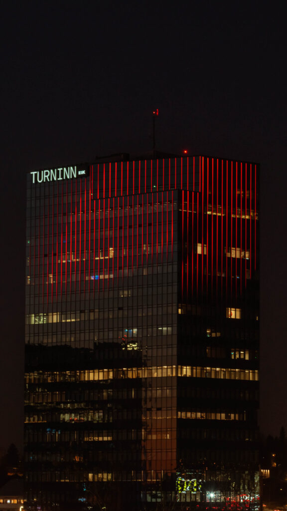 Turninn Smáratorgi rauð lýsing