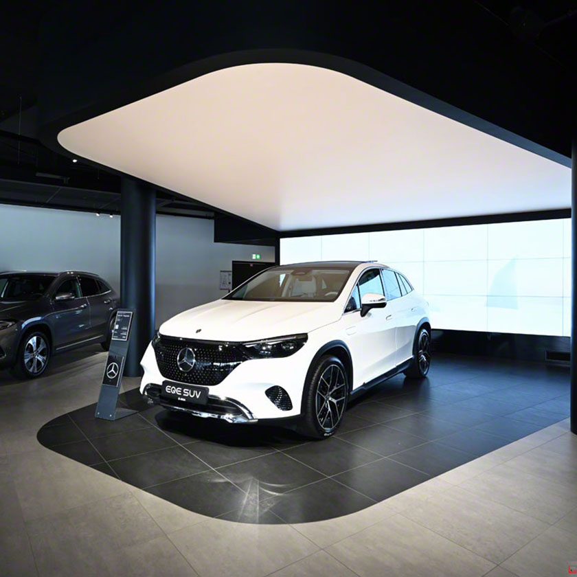 Barrisol hljóðdúkar hjá Exton. Mynd af ljósum hljóðdúk sem er notaður til að hanna sýningarbás sýningarrými fyrir Mercedes Benz hjá Öskju.